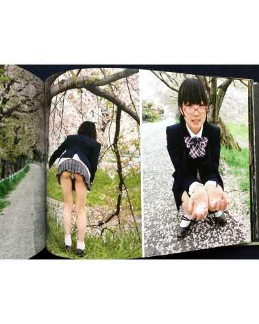 Kenichi Murata - Upskirt Voyeur: The Sexy World of Japanese Girls - 2012